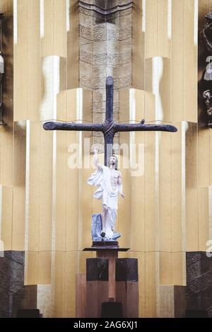 Photo verticale de Jésus-Christ et une statue de croix Banque D'Images