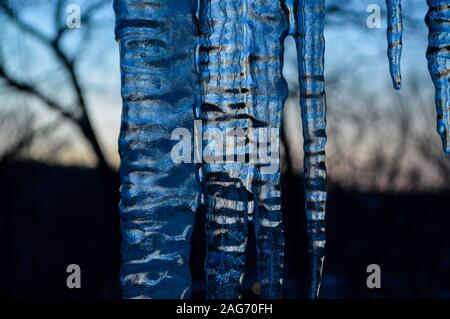 Gros plan de grandes glaces en hiver sur un flou arrière-plan - parfait pour un fond d'écran Banque D'Images