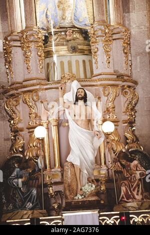 Photo verticale de la statue de Jésus-Christ dans l'église Banque D'Images