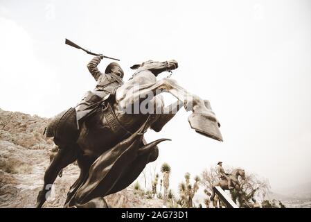 Photo en contre-angle d'un soldat à cheval sur une statue avec un ciel nuageux en arrière-plan Banque D'Images