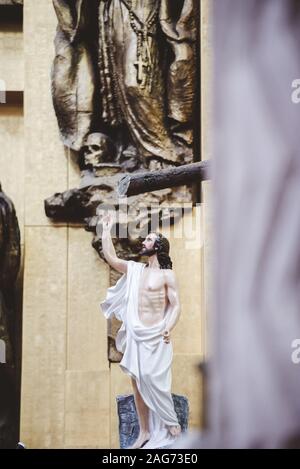 Gros plan vertical de la statue de Jésus-Christ avec un flou arrière-plan Banque D'Images