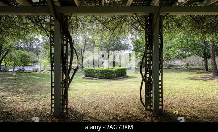 Belle photo d'une voûte en fer dans un parc avec une fontaine et un lac Banque D'Images