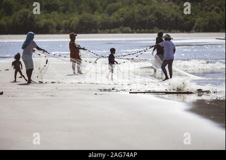Manille, Philippines - Nov 11, 2019 : Groupe de personnes de la pêche au filet dans les Philippines océan. Banque D'Images