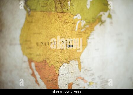 Cliché sélectif d'une broche noire sur l'United États pays sur la carte Banque D'Images
