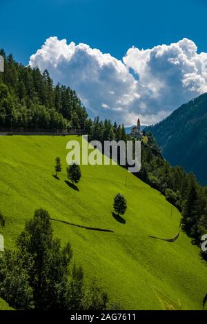 L'ancienne église paroissiale du village de Katharina Katharinaberg, Monte Santa Caterina, situé à flanc de montagne au-dessus de la vallée Schnalstal Banque D'Images