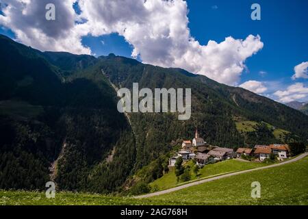 L'ancienne église paroissiale Saint-jean Katharina et les maisons du village Katharinaberg, Monte Santa Caterina, à flanc de montagne au-dessus de la vallée Schnalstal Banque D'Images