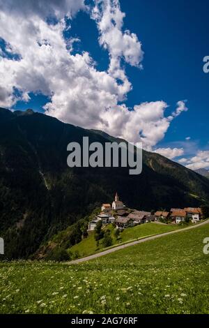 L'ancienne église paroissiale Saint-jean Katharina et les maisons du village Katharinaberg, Monte Santa Caterina, à flanc de montagne au-dessus de la vallée Schnalstal Banque D'Images