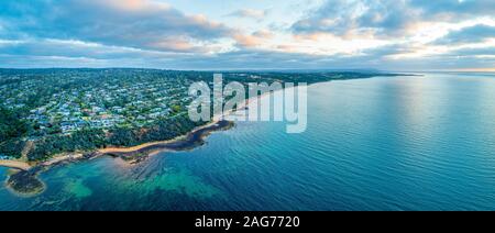 Large panorama de l'antenne du mont Eliza suburb et côte au coucher. Melbourne, Australie Banque D'Images