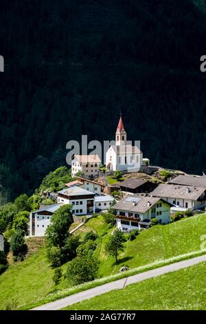 L'ancienne église paroissiale Saint-jean Katharina et les maisons du village Katharinaberg, Monte Santa Caterina, à flanc de montagne au-dessus de la vallée Schnalstal Banque D'Images