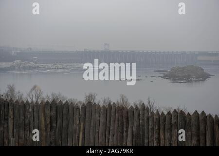 Khortytsia, Zaporozhye, Ukraine, Europe de l'Est. Dec 11, 2019. Vue sur la station hydroélectrique Dniepr du musée des cosaques d'Zaporizhian Zaporizhian «Zweigniederlassungen'' de Khortytsia, Zaporozhye, Ukraine Ville Crédit : Andrey Nekrasov/ZUMA/Alamy Fil Live News Banque D'Images