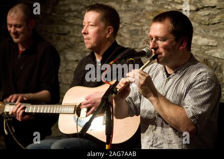 Ceilidh Banditos en concert à l'Eilean Eisdeal Hall, Easdale Island, Argyll. Easdale a été le plus petit de l'Écosse où vivent en permanence l'île des Hébrides intérieures avec une population permanente d'environ 60 personnes en 2019. L'île est gratuit et accessible en voiture à partir de l'île voisine de Seil par un traversier. Il a été l'endroit de l'Assemblée Pierre monde Championnats d'écrémage qui a eu lieu chaque mois de septembre dans l'une des anciennes carrières inondées sur l'île. Banque D'Images