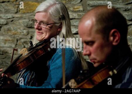 Ceilidh Banditos en concert à l'Eilean Eisdeal Hall, Easdale Island, Argyll. Easdale a été le plus petit de l'Écosse où vivent en permanence l'île des Hébrides intérieures avec une population permanente d'environ 60 personnes en 2019. L'île est gratuit et accessible en voiture à partir de l'île voisine de Seil par un traversier. Il a été l'endroit de l'Assemblée Pierre monde Championnats d'écrémage qui a eu lieu chaque mois de septembre dans l'une des anciennes carrières inondées sur l'île. Banque D'Images