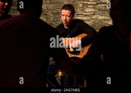 Ceilidh Banditos en concert à l'Eilean Eisdeal Hall, Easdale Island, Argyll. Easdale a été le plus petit de l'Écosse où vivent en permanence l'île des Hébrides intérieures avec une population permanente d'environ 60 personnes en 2019. L'île est gratuit et accessible en voiture à partir de l'île voisine de Seil par un traversier. Il a été l'endroit de l'Assemblée Pierre monde Championnats d'écrémage qui a eu lieu chaque mois de septembre dans l'une des anciennes carrières inondées sur l'île. Banque D'Images