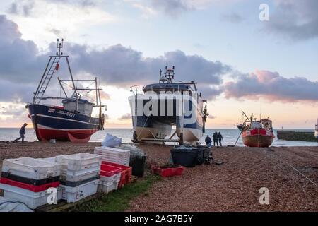 Hastings, East Sussex, UK. Au 18 décembre 2019. Lever du soleil sur le stade colorés pour les personnes marchant sur la plage par une journée ensoleillée à Hastings. Carolyn Clarke/Alamy Live News Banque D'Images