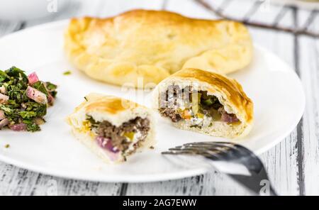 Partie des empanadas sain sur une vieille table en bois (selective focus ; close-up shot) Banque D'Images