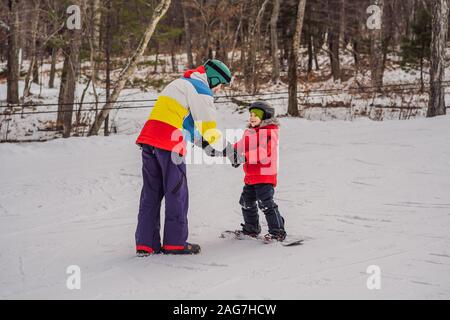 Enseigne de snowboard un garçon à la planche. Activités pour les enfants en hiver. Pour l'hiver. Vie Banque D'Images