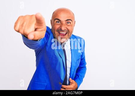 L'âge moyen businessman wearing suit debout sur fond blanc isolé avec pointage doigt surpris devant la bouche ouverte, stupéfait, expression someth Banque D'Images