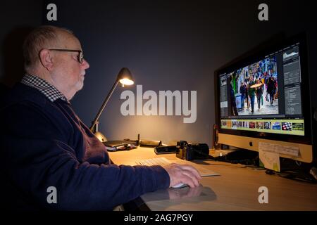 Un photographe dans la chambre noire numérique l'édition d'images. Banque D'Images