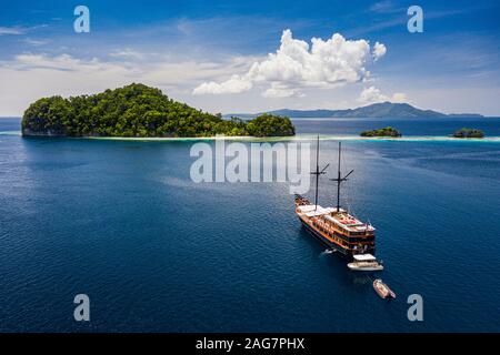 Samata Luxury Liveaboard à bord du bateau Phinisi, Raja Ampat, Indonésie Banque D'Images