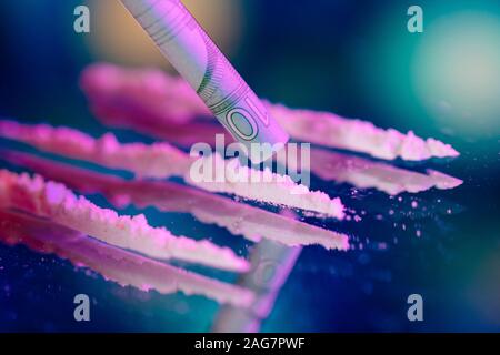 Cologne, Allemagne. Dec 16, 2019. La cocaïne avec une lame de rasoir et l'utilisation de billets de banque dans le monde entier | Crédit : dpa/Alamy Live News Banque D'Images