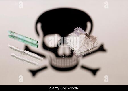 Cologne, Allemagne. Dec 16, 2019. La cocaïne avec une lame de rasoir et l'utilisation de billets de banque dans le monde entier | Crédit : dpa/Alamy Live News Banque D'Images