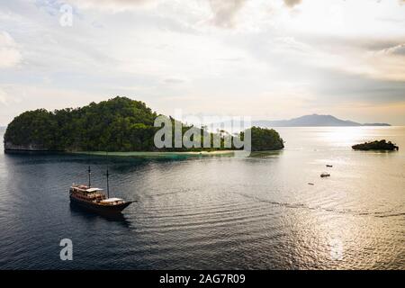 Samata Luxury Liveaboard à bord du bateau Phinisi, Raja Ampat, Indonésie Banque D'Images