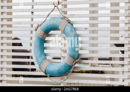 Ancien Bleu bouée sur la base des sauveteurs. Ligne de la mer. Banque D'Images