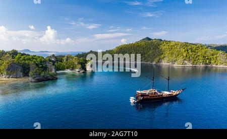 Samata Luxury Liveaboard à bord du bateau Phinisi, Raja Ampat, Indonésie Banque D'Images