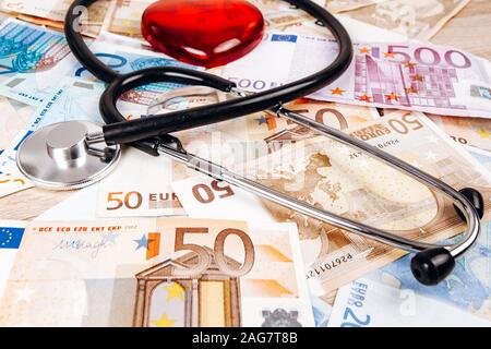 Le concept du coût des frais médicaux. Le stéthoscope et la figure de coeur sur les billets en euros Banque D'Images