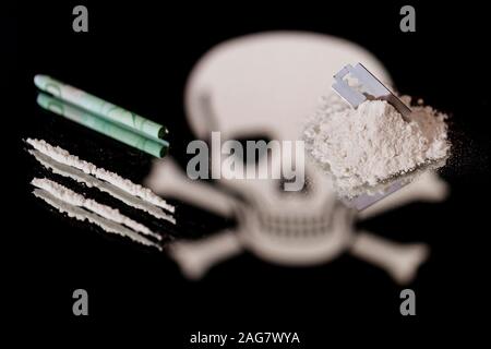 Cologne, Allemagne. Dec 16, 2019. La cocaïne avec une lame de rasoir et l'utilisation de billets de banque dans le monde entier | Crédit : dpa/Alamy Live News Banque D'Images