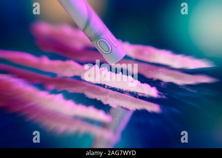 Cologne, Allemagne. Dec 16, 2019. La cocaïne avec une lame de rasoir et l'utilisation de billets de banque dans le monde entier | Crédit : dpa/Alamy Live News Banque D'Images