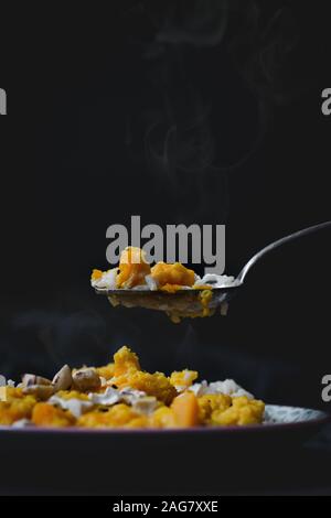 Dose verticale d'un délicieux plat chaud avec riz, poulet et sauce jaune Banque D'Images