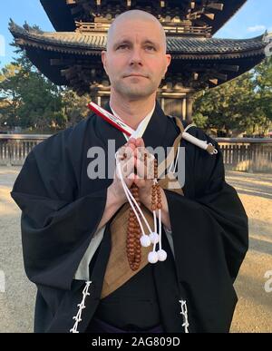 Nara, Japon. 13 Décembre, 2019. L'Hamburg-né Gyoei, la seule Saile affaires ordonné prêtre à l'un des plus célèbres temples, prie devant le temple Kofukuji dans l'ancienne ville impériale japonaise de Nara. (Dpa 'Le bouddhisme est en train de mourir au Japon" - prêtre allemand à Nara') Credit : Nicolaysen Lars/dpa/Alamy Live News Banque D'Images