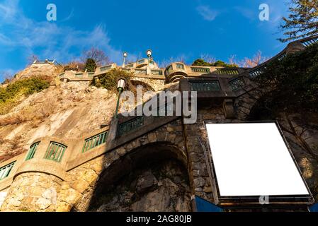 Escaliers nommé schlossbergstiege jusqu'à monument schlossberg avec tour de l'horloge uhrturm à Graz, Autriche Banque D'Images