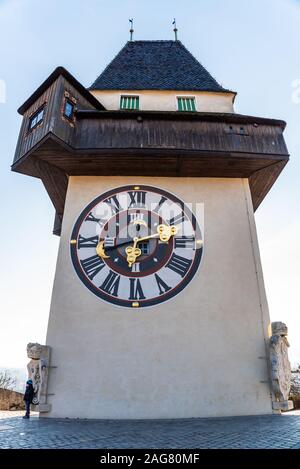 Voir à tour de l'horloge à Graz sur un ciel bleu en hiver Banque D'Images