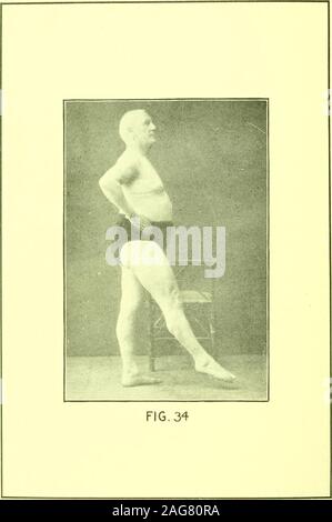 . Tensing exercices. SPALDINGS BIBLIOTHÈQUE SPORTIVE. 51 LES CUISSES. Voir Fig. 33. L'exercice accroupi. Régler le corps comme presque aussi possibleon les talons lors de leur remontée du plancher-les genoux bien écartés.puis monte à la position. 3Oiir tendue tout le corps comme vous descendre lentement contre une imag-inaire force résistante. Faire la même chose que vous vous levez. Le slowerand la grande force exercée la plus complète et rapide de l'élaboration. Sept fois. Vingt-cinq fois plus rapidement, sans résistance. Il n'y a pas de bet-ter de l'exercice pour donner de l'élasticité, l'étape.. SPALDINGS BIBLIOTHÈQUE SPORTIVE. 53 LES CUISSES ET LES GENOUX. Sec Fig. 34. Re Banque D'Images