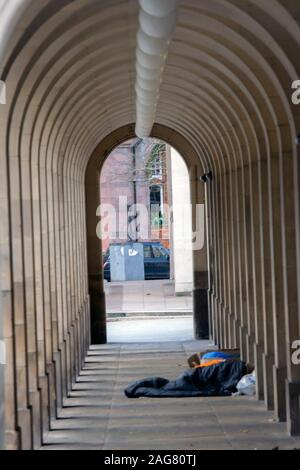 Sans-abri dormant dans la bibliothèque centrale de Manchester en Angleterre 2019 Banque D'Images