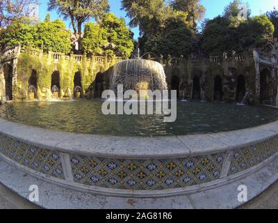 Fontaine ovale (Fontana dell'Ovato) dans les beaux jardins de la Villa d'Este, à Tivoli, en Italie, dans une journée ensoleillée. Banque D'Images