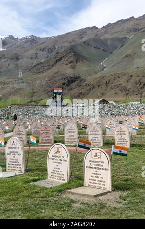 Veer Bhoomi présente des épitgraphies à la mémoire des soldats qui ont fait le sacrifice suprême lors de l'opération Vijay au Mémorial de la guerre de Kargil, Dans Les Drs, en Inde Banque D'Images