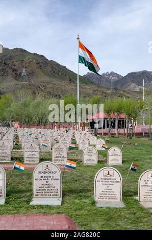 Veer Bhoomi présente des épitgraphies à la mémoire des soldats devant un drapeau indien massif au Kargil War Memorial, Drs, Inde Banque D'Images