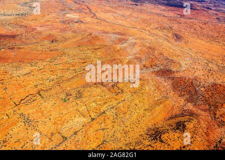 Un très haut Vue aérienne de Kings Canyon et ses environs George Gill gammes dans le Territoire du Nord à distance au sein de l'Australie centrale. Banque D'Images