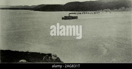 . Lac Supérieur jusqu'à la mer. , Nous traverser l'Bayof St. John, quitter l'île de Saint John à notre gauche, passer le LittleSaguenay, et ensuite d'avoir un aperçu de l'Hôpital Sainte-Anne. Marguerite, famousthe au monde comme le saumon de l'eau plus anglingclub exclusif sur le continent. Nous passons à la procédure, dans la succession, Pointe la crêpe,St. Etienne Bay, Grosse-Roche, Anse-a-Jack, la passe et l,Piere Boule Rock, une cape de granit solide de 600 pieds de hauteur, de Anse-la-Barque, où les falaises commencent à perdre de leur grande hauteur, long andbefore nous sommes une fois de plus à Tadoussac. Nous passons une autre delightf Banque D'Images