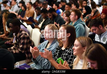 Haikou, province de Hainan en Chine. Dec 18, 2019. Les chercheurs d'emploi à l'étranger participer à un salon de l'emploi dans la région de Haikou, Hainan Province du sud de la Chine, 18 décembre 2019. Plus de 700 possibilités d'emploi ont été offertes à la foire de l'emploi des talents. Credit : Guo Cheng/Xinhua/Alamy Live News Banque D'Images