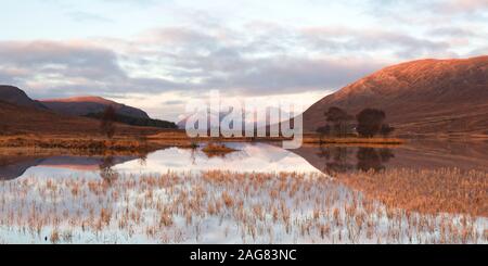 Loch Droma et une montagne Teallach, Highland Ecosse Banque D'Images