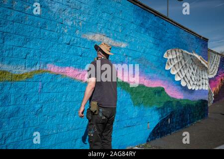 Ebbw Vale, UK - 13 septembre 2019 : bâtiment de peinture, l'artiste graffiti art mural avec les peintures par pulvérisation pour la chouette refuge pour la ville à Ebbw Vale, Wale Banque D'Images