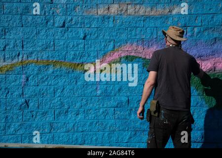 Ebbw Vale, UK - 13 septembre 2019 : bâtiment de peinture, l'artiste graffiti art mural avec les peintures par pulvérisation pour la chouette refuge pour la ville à Ebbw Vale, Wale Banque D'Images