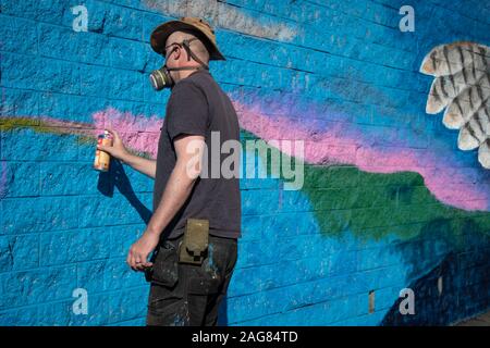 Ebbw Vale, UK - 13 septembre 2019 : bâtiment de peinture, l'artiste graffiti art mural avec les peintures par pulvérisation pour la chouette refuge pour la ville à Ebbw Vale, Wale Banque D'Images