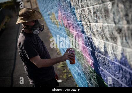 Ebbw Vale, UK - 13 septembre 2019 : bâtiment de peinture, l'artiste graffiti art mural avec les peintures par pulvérisation pour la chouette refuge pour la ville à Ebbw Vale, Wale Banque D'Images