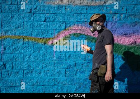 Ebbw Vale, UK - 13 septembre 2019 : bâtiment de peinture, l'artiste graffiti art mural avec les peintures par pulvérisation pour la chouette refuge pour la ville à Ebbw Vale, Wale Banque D'Images