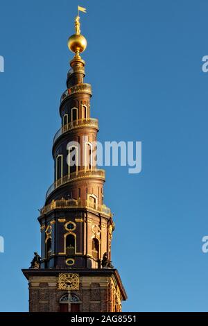 Photo verticale de l'Église de notre Sauveur sous le ciel bleu capturé à Copenhague, au Danemark Banque D'Images